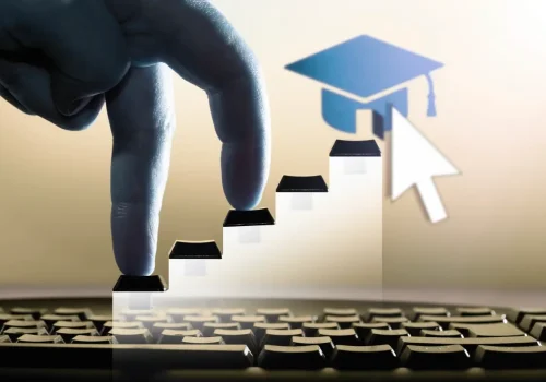 Doigts montant un escalier avec un chapeau de diplômé en arrière-plan, symbolisant la progression dans l’apprentissage de la langue arabe