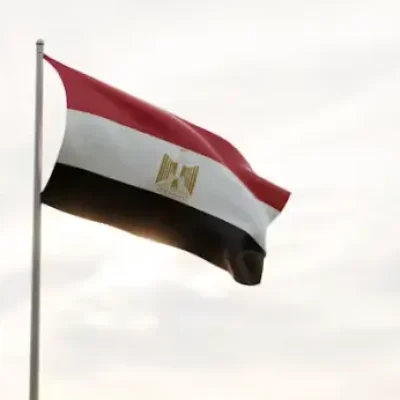 Drapeau égyptien symbolisant le voyage et l’apprentissage de la langue arabe en Égypte Drapeau égyptien symbolisant le voyage et l’apprentissage de la langue arabe en Égypte