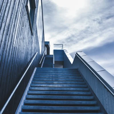 Progression étape par étape dans l’apprentissage de la langue arabe Escalier symbolisant la progression étape par étape dans l’apprentissage de la langue arabe