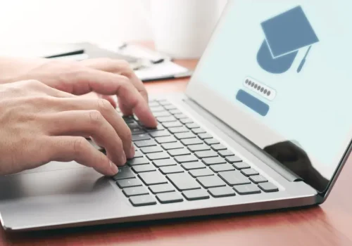 Homme concentré écrivant sur ordinateur portable pour formation en ligne – e-learning