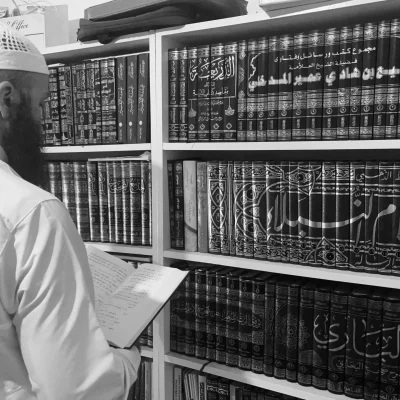 Idriss Abou Abderrahman devant la librairie de l’Institut As-Sahaba Idriss Abou Abderrahman lisant un livre devant la librairie de l’Institut As-Sahaba en 2025