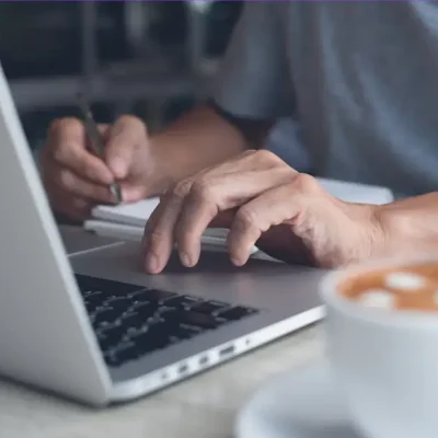 Cours en ligne sur ordinateur portable Ordinateur portable affichant une plateforme de cours en ligne, symbole du e-learning et de l’apprentissage à distance